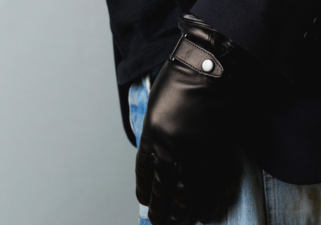 カジュアルな服装に、スタイリッシュなKURODAクロダの黒い革手袋がワンポイントとして際立っている、ファッション性の高いコーディネート写真