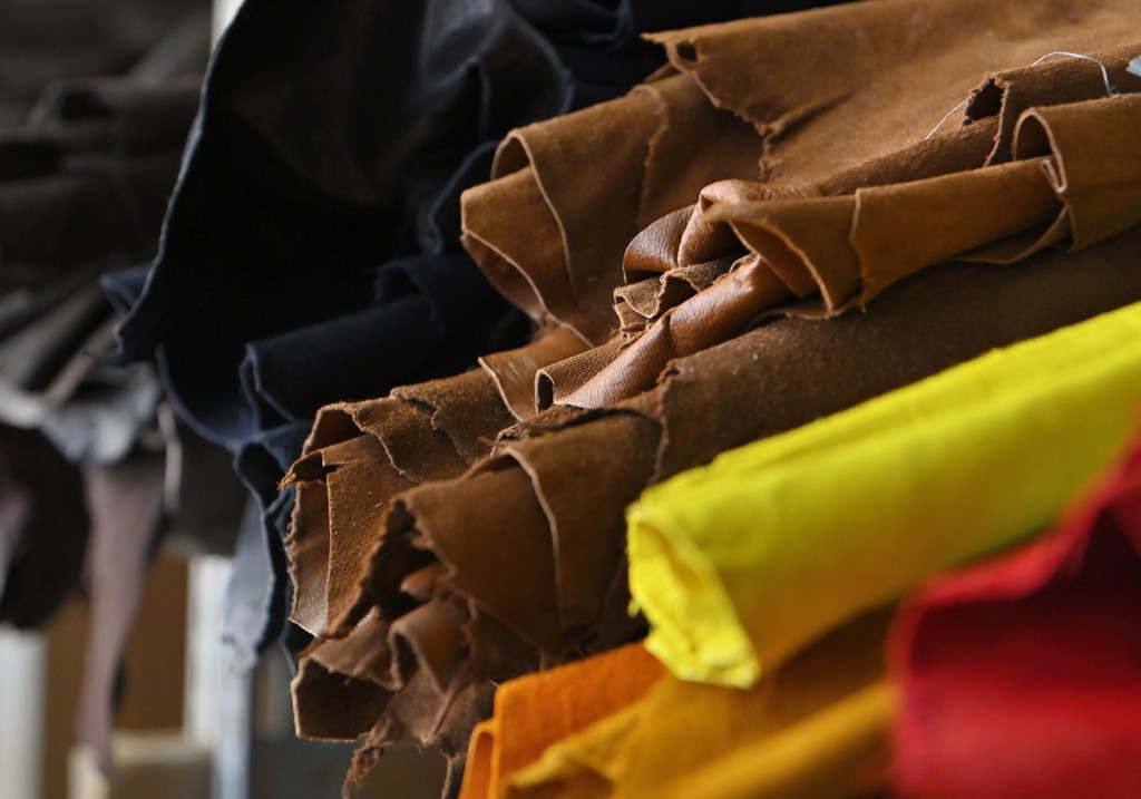 様々な色と質感の革が折り重なり、素材の多様性と魅力を際立たせているクローズアップ写真